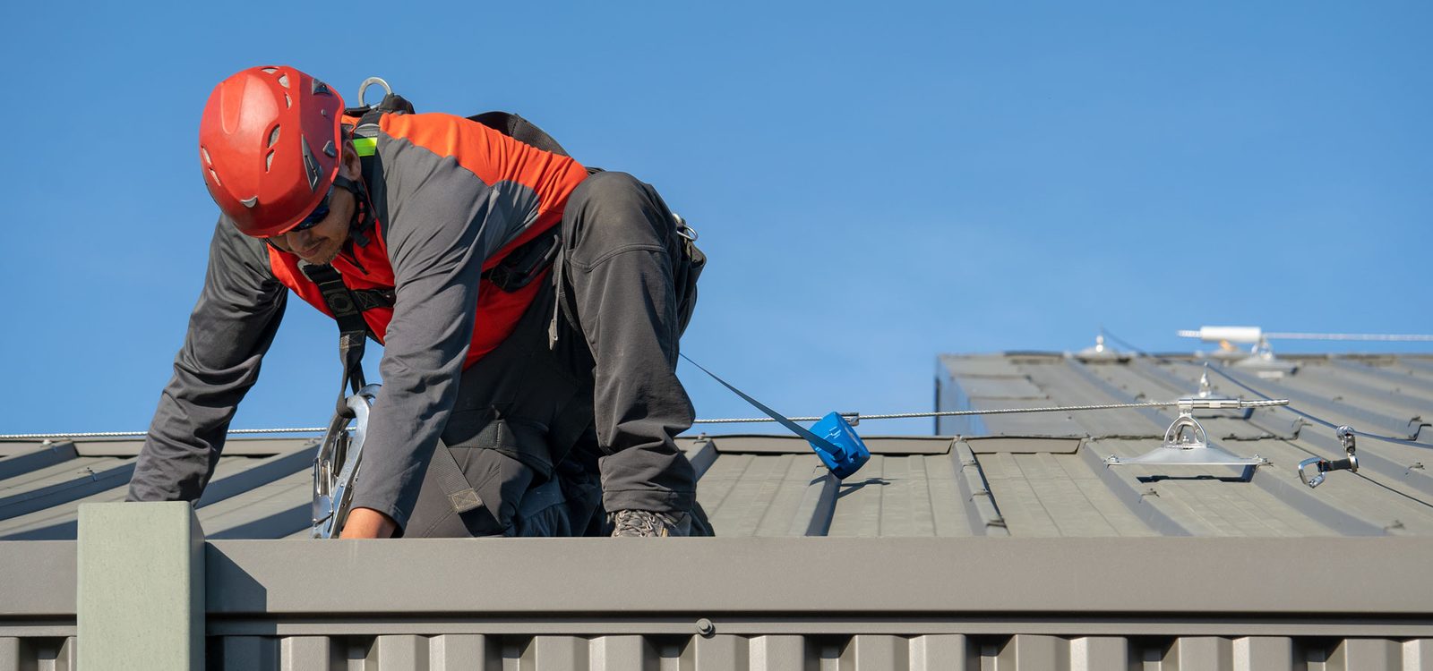 Soğuk çatıda SecuRope çelik halatlı yaşam hattı