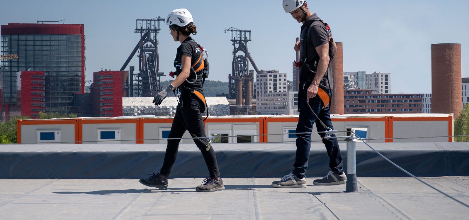 Ayak üzerinde SecuRope çelik halatlı yaşam hattı